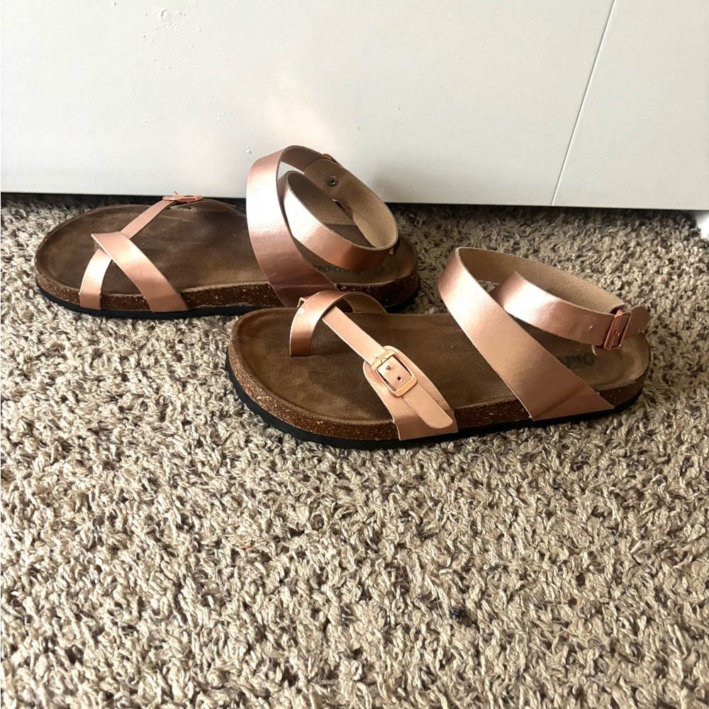 OUTWOODS Women’s Bork-30 Vegan leather toe loop Buckle flats sandals, Rose Gold